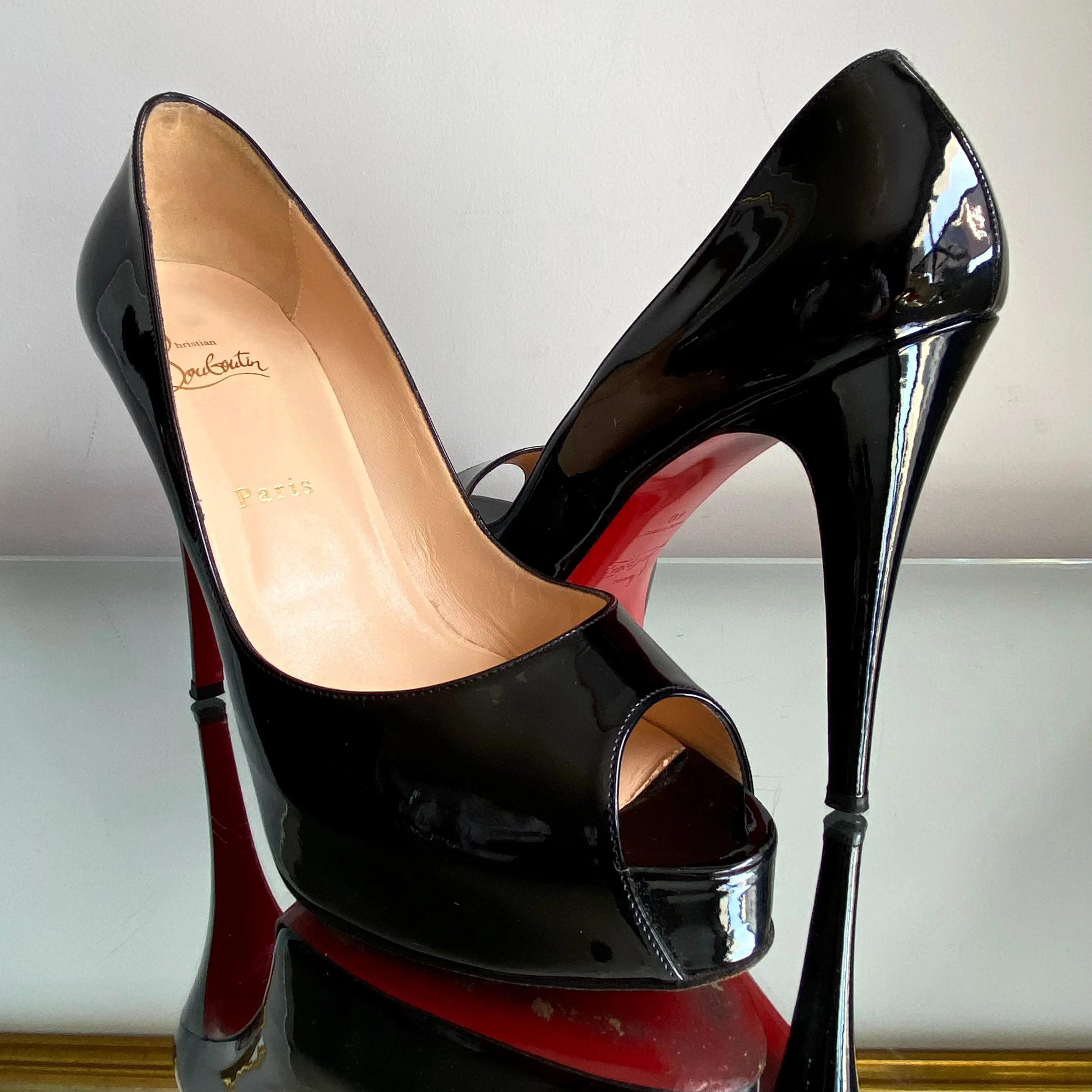 Peep Toe Christian Louboutin Plataforma em Couro Verniz Preto