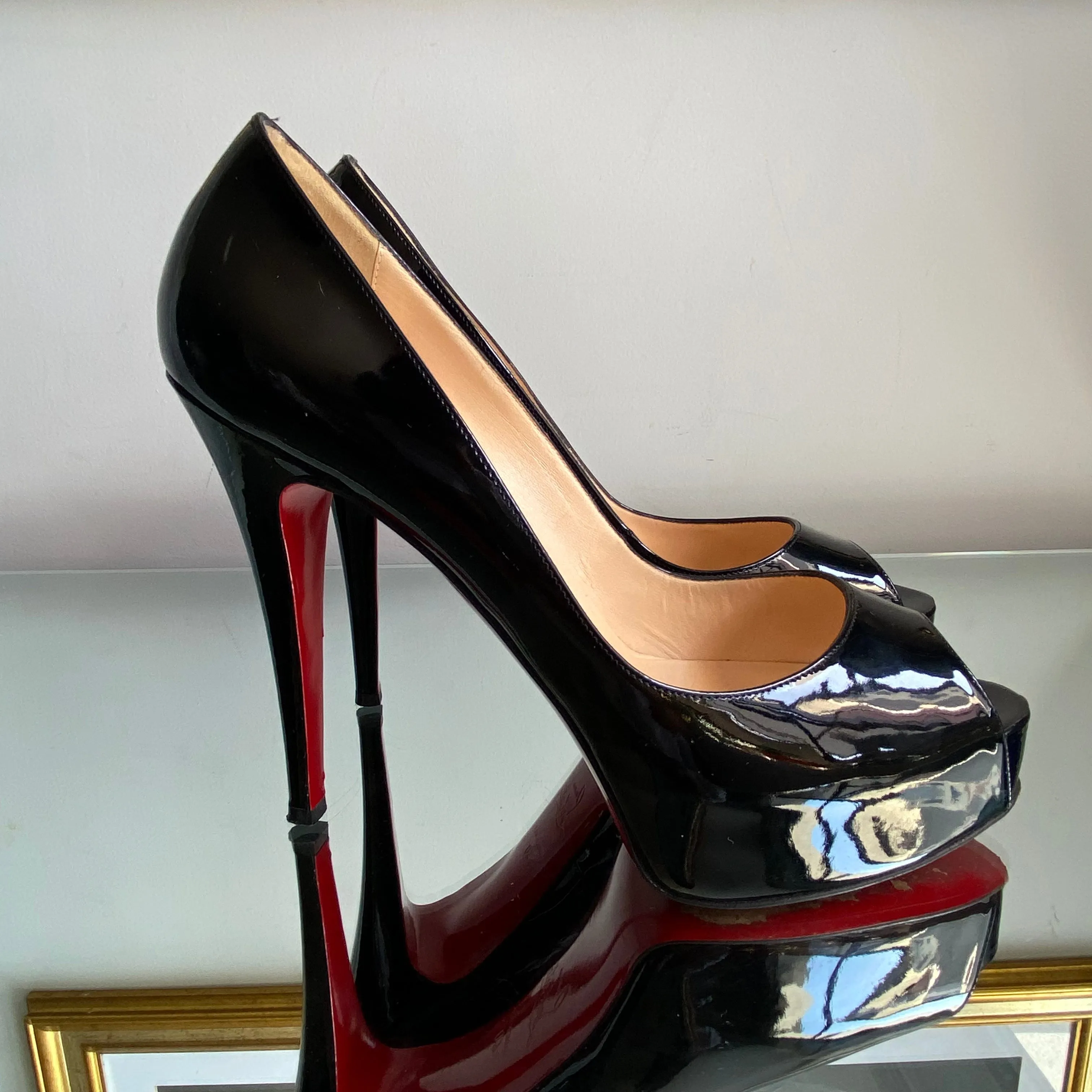 Peep Toe Christian Louboutin Plataforma em Couro Verniz Preto