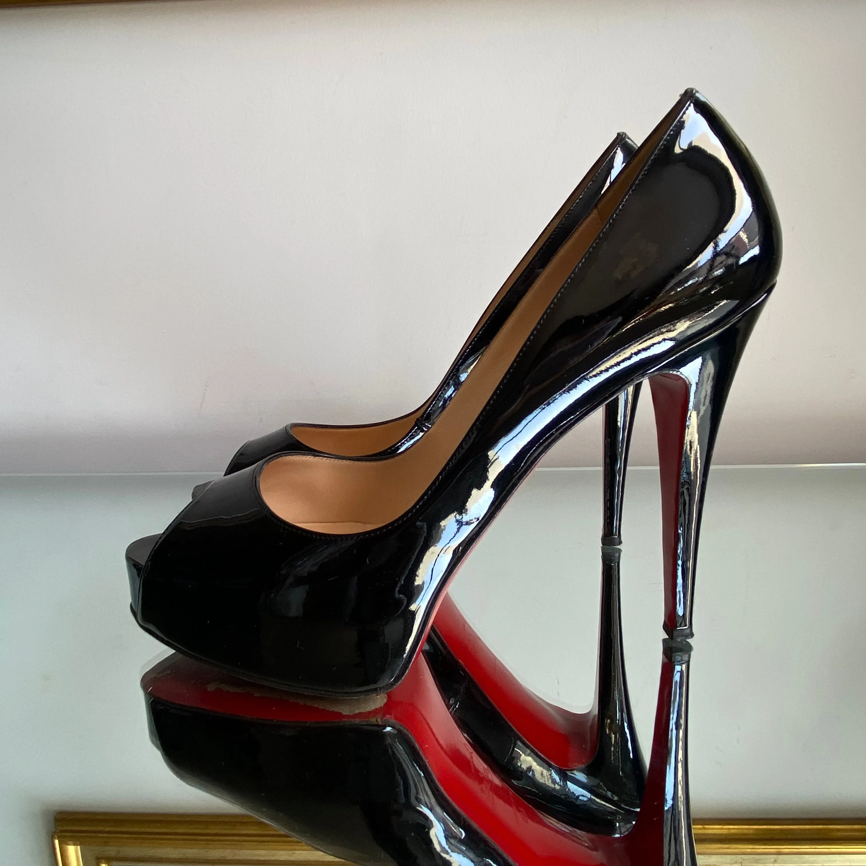 Peep Toe Christian Louboutin Plataforma em Couro Verniz Preto