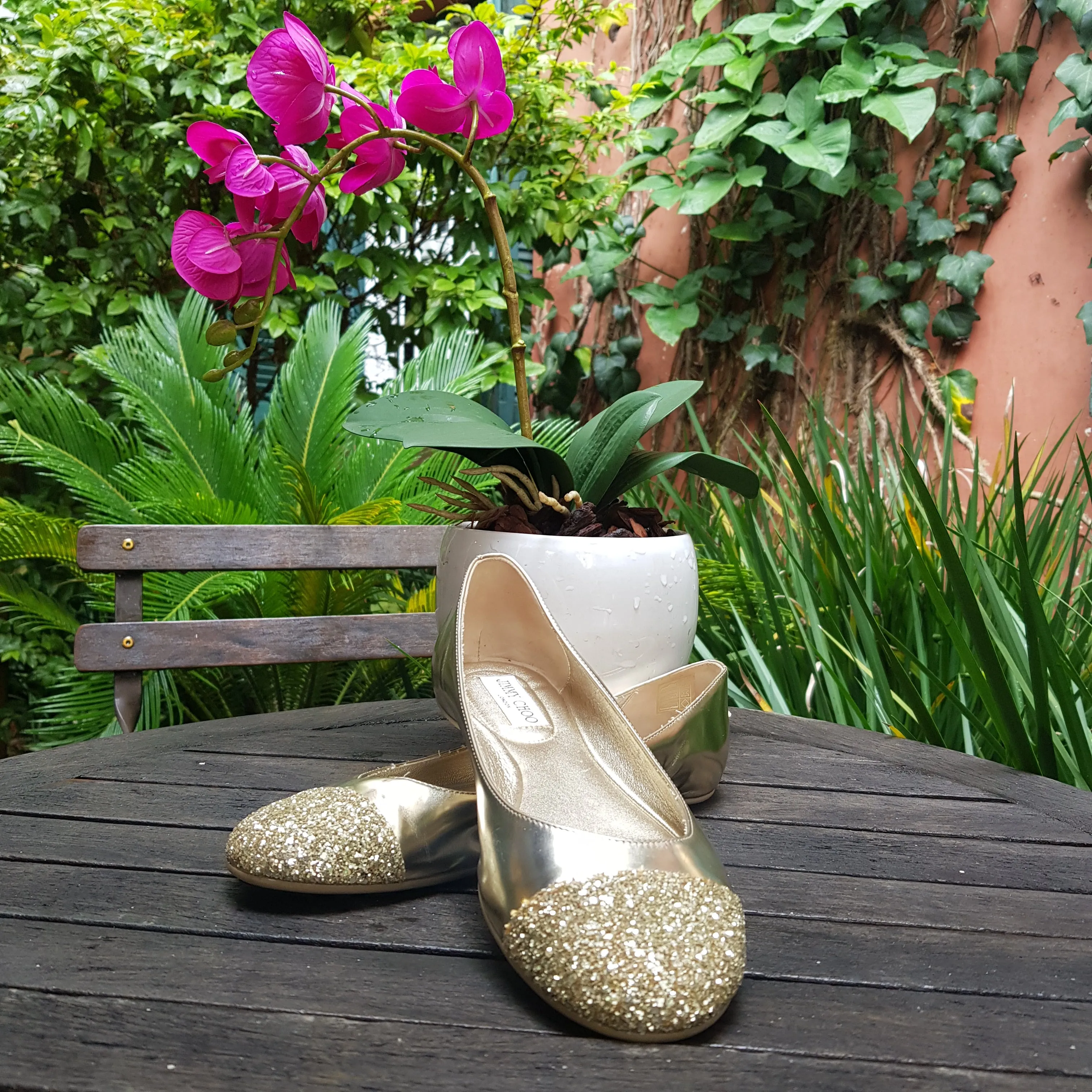 Sapatilha Jimmy Choo ponta com glitter dourada