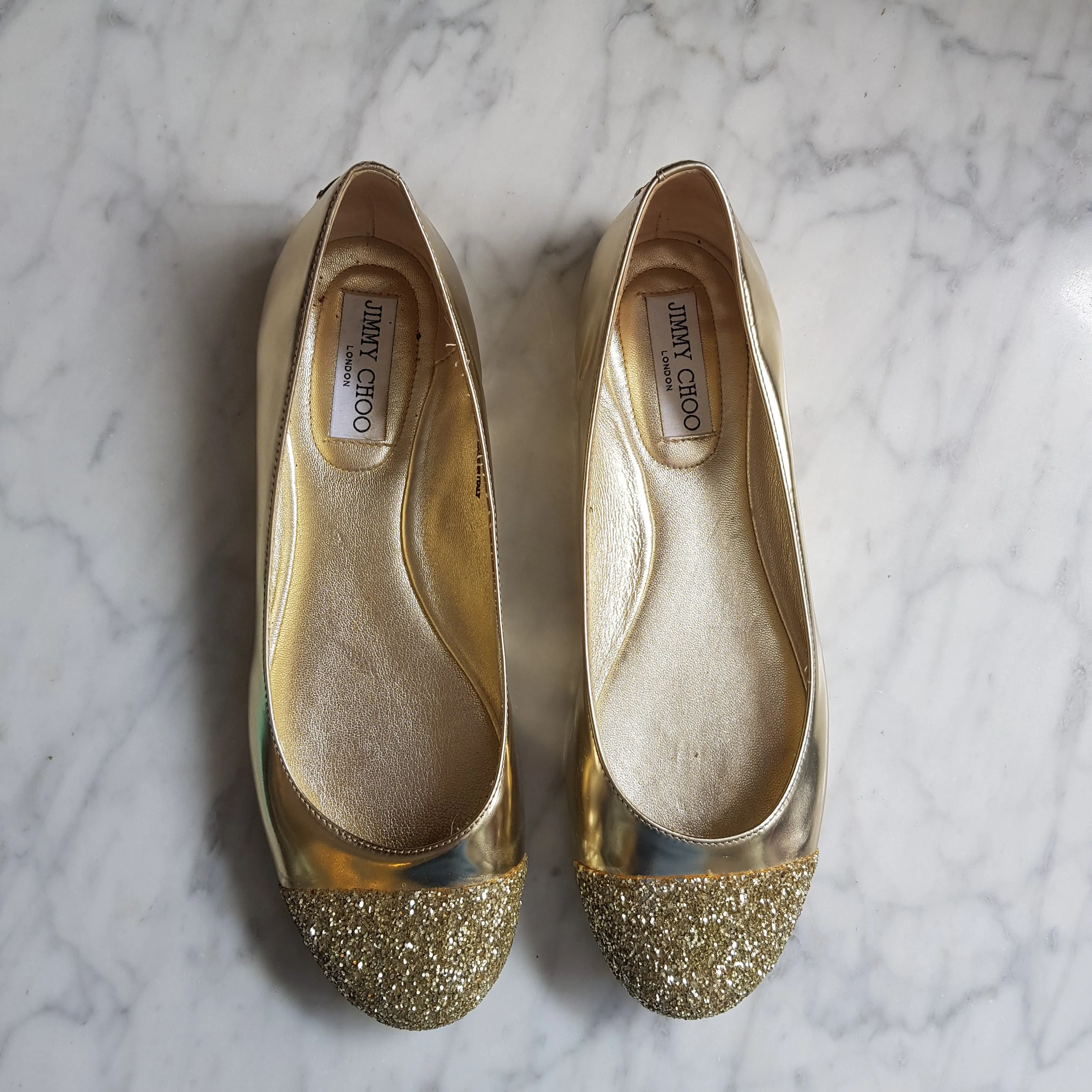 Sapatilha Jimmy Choo ponta com glitter dourada