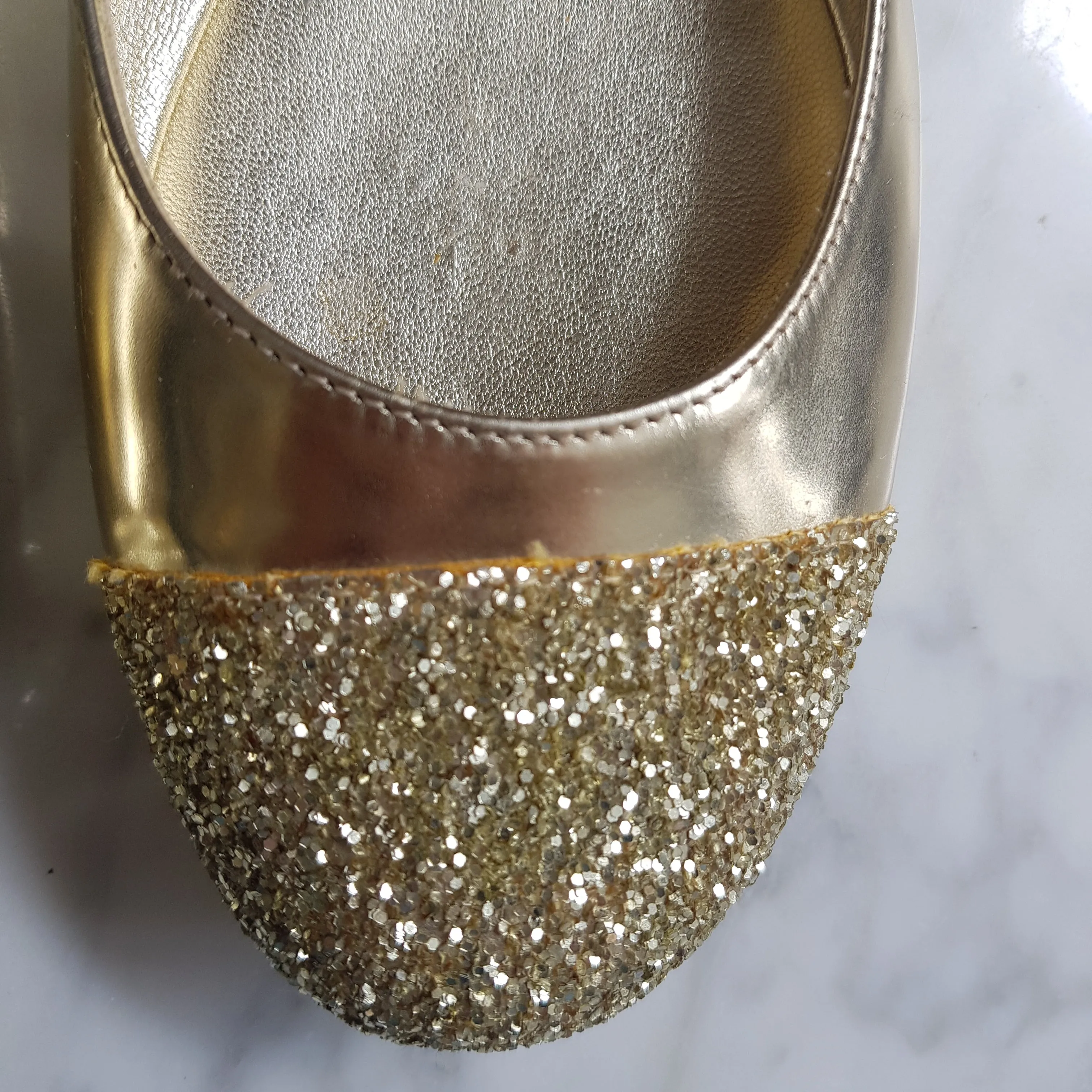 Sapatilha Jimmy Choo ponta com glitter dourada