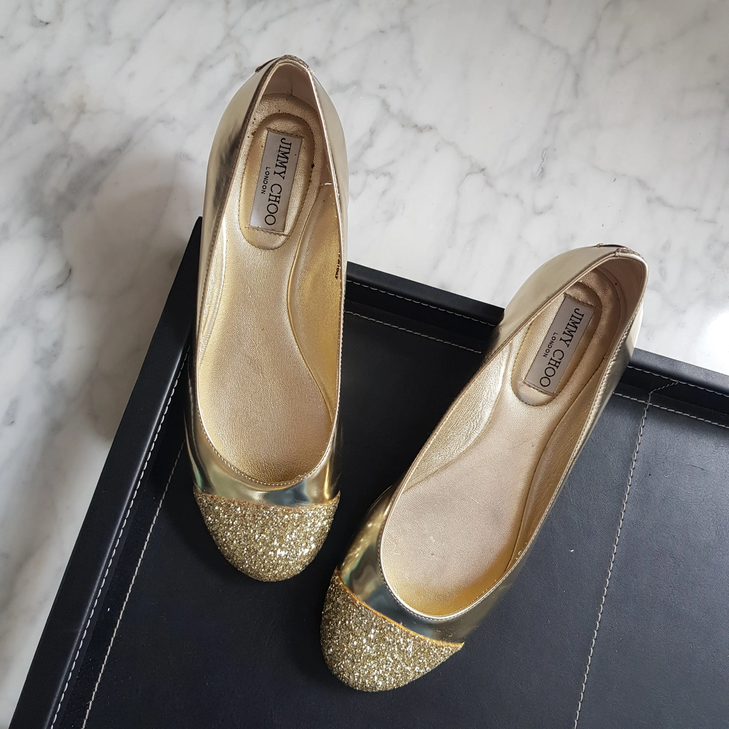 Sapatilha Jimmy Choo ponta com glitter dourada