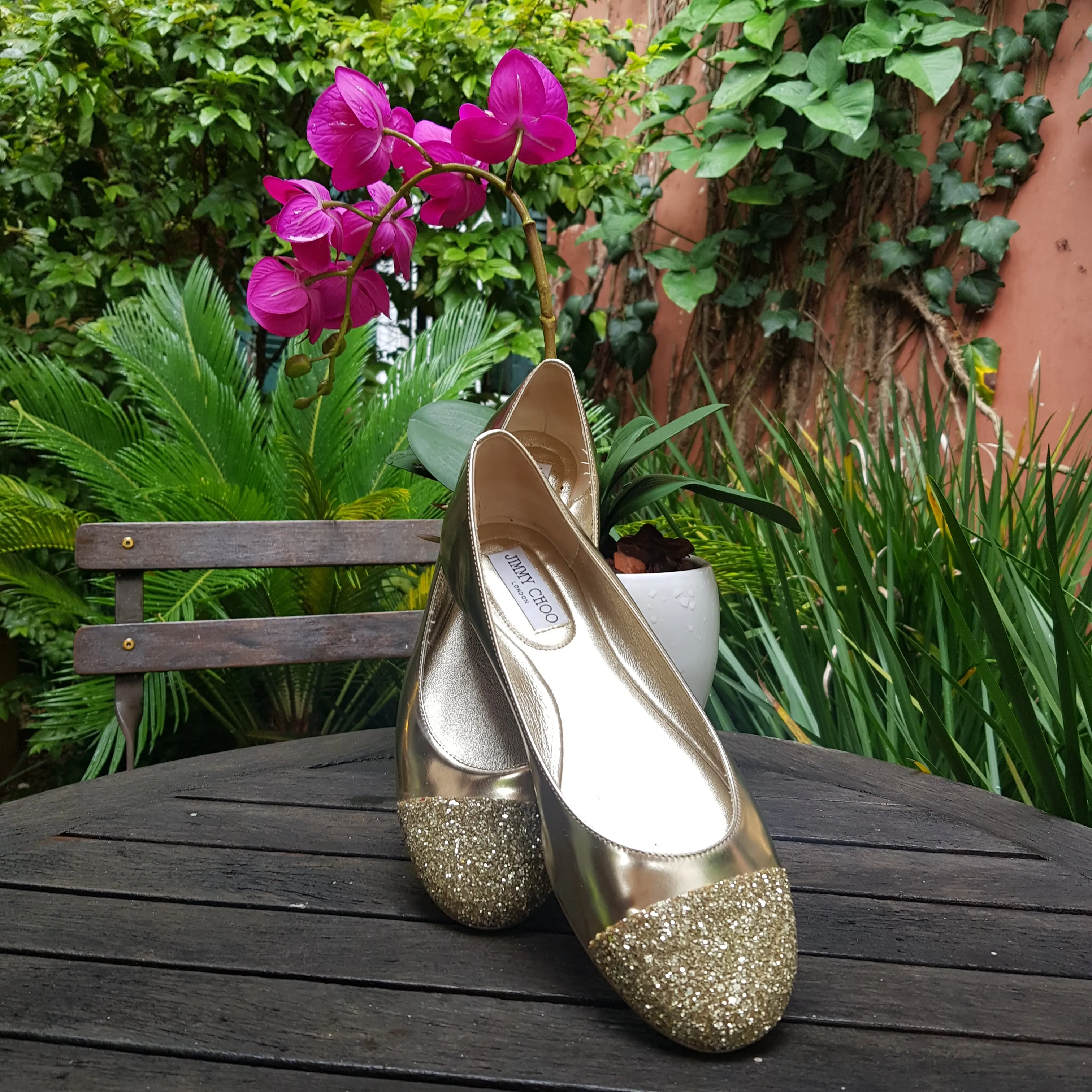 Sapatilha Jimmy Choo ponta com glitter dourada