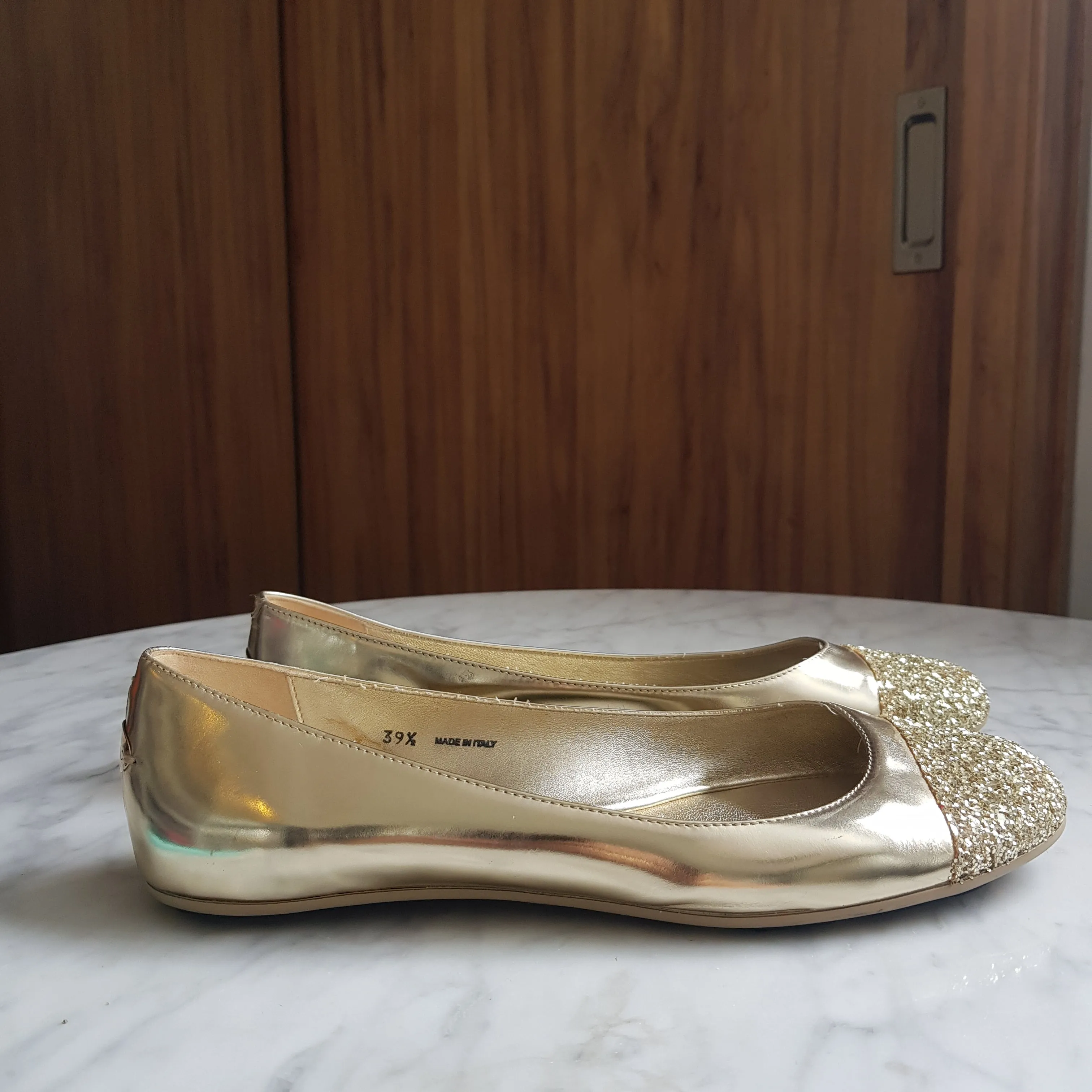 Sapatilha Jimmy Choo ponta com glitter dourada