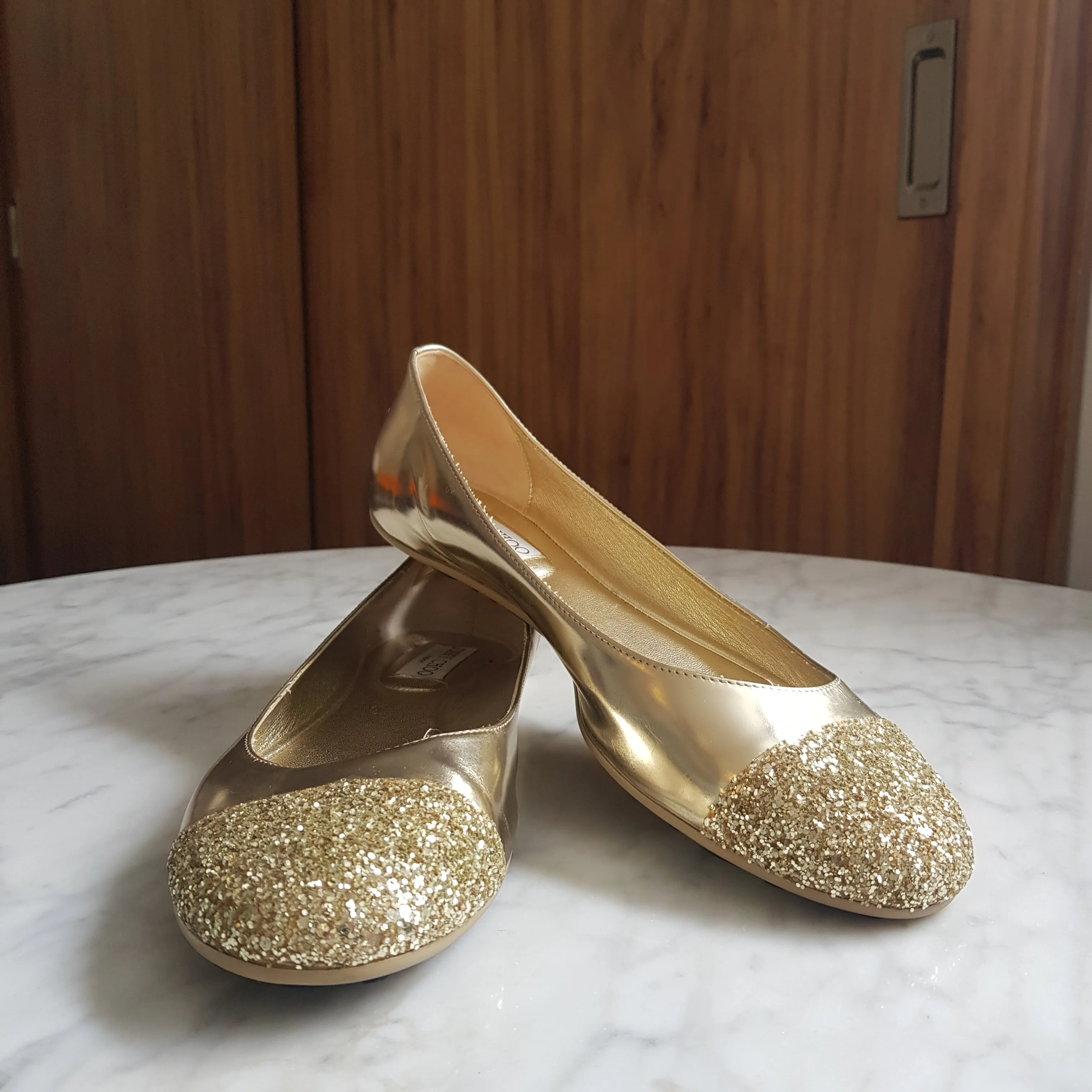 Sapatilha Jimmy Choo ponta com glitter dourada