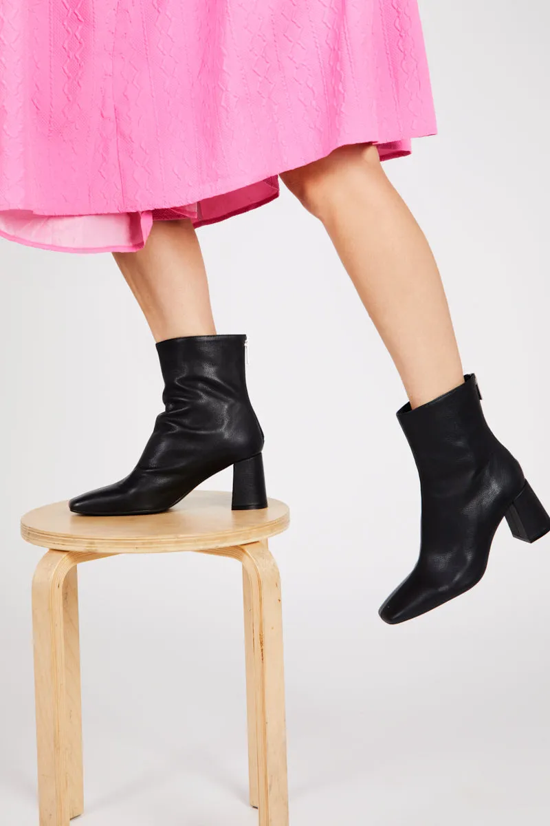 TABATHA LEATHER HEELED BOOT